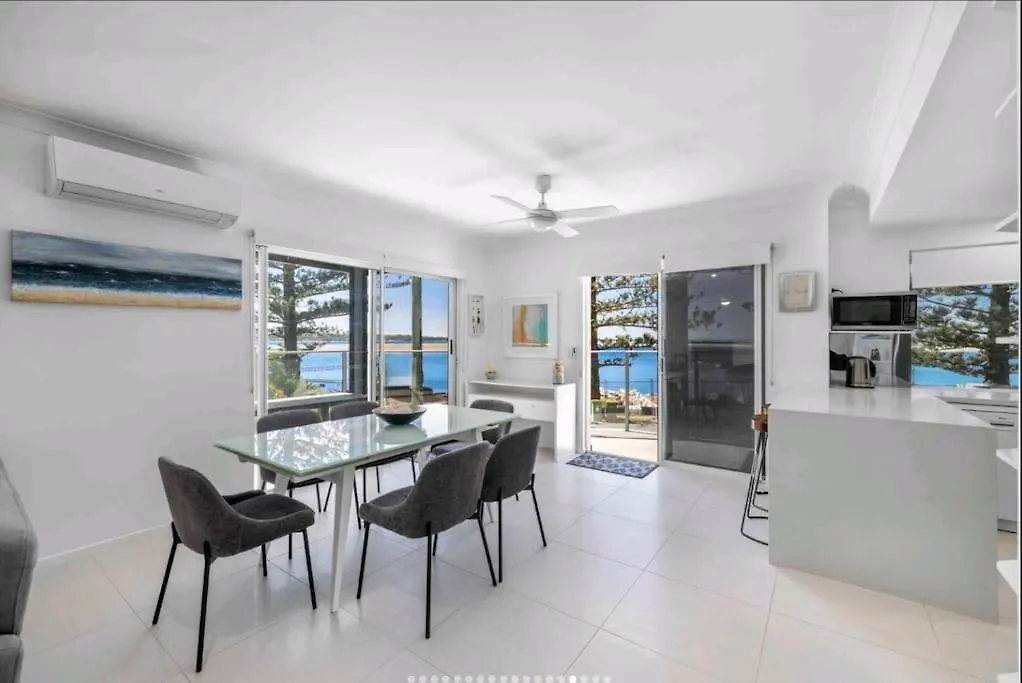 The Golden Beach House Absolute Water Front Apartment