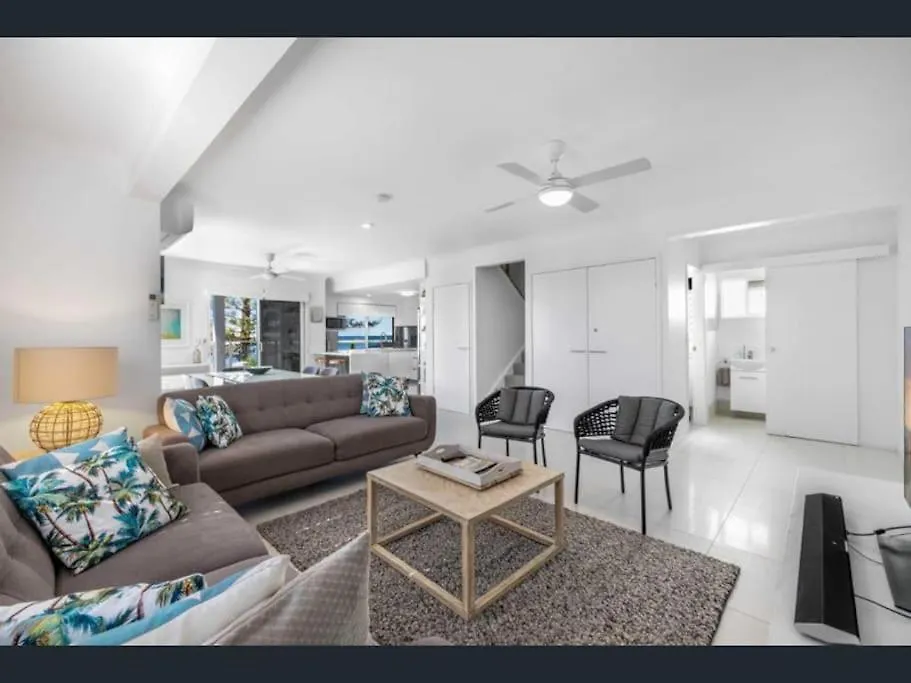 The Golden Beach House Absolute Water Front 0*,  Australia